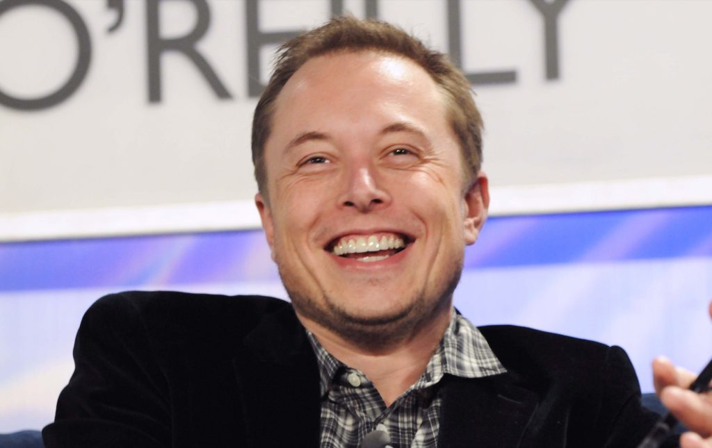 Musk vende pantalones cortos para celebrar subida de acciones de Tesla