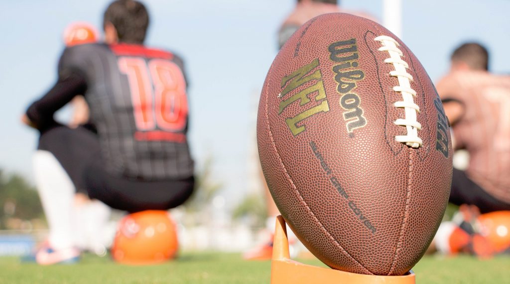 Jugadores y NFL debaten sobre cómo clasificar la COVID-19