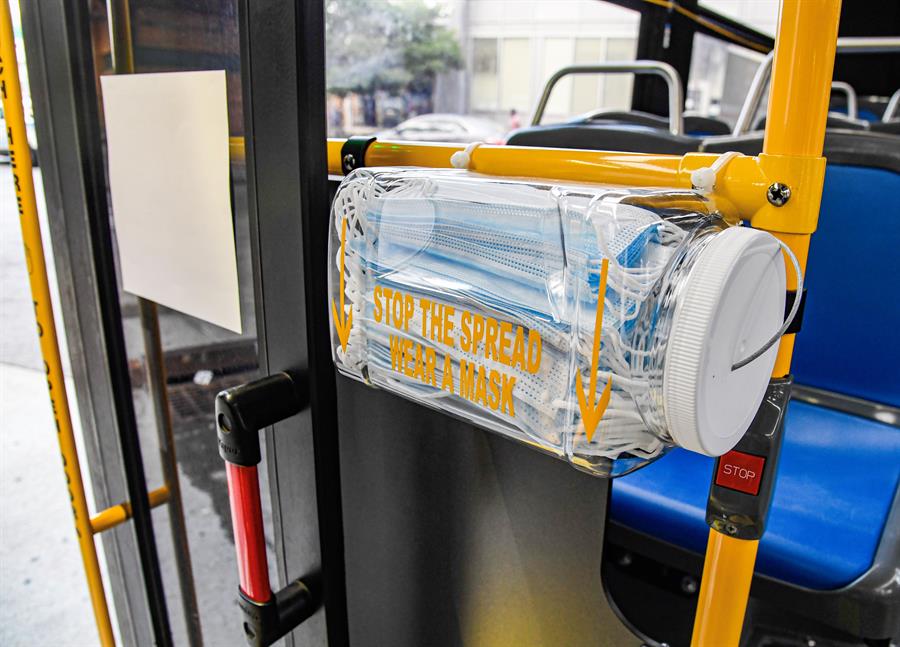 Nueva York colocará dispensadores de mascarillas en autobuses