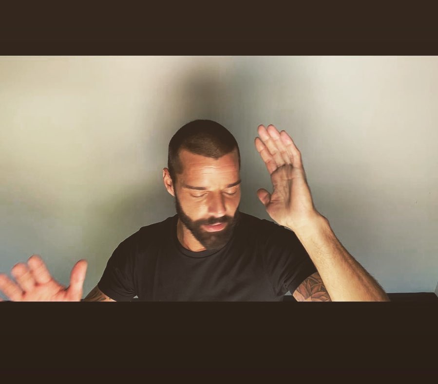 Ricky Martin dice vivir "muy feliz" tras admitir hace 10 años que es gay