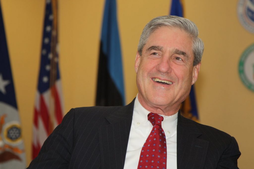 Robert Mueller se defiende después de que Trump conmutara la pena de Stone