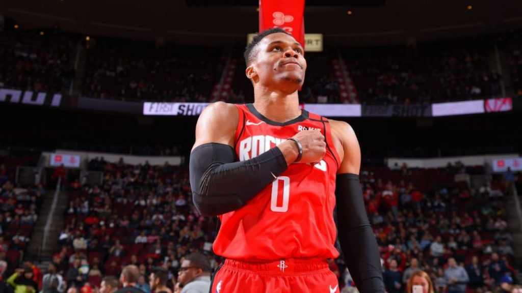 Russell Westbrook seguirá en Houston tras dar positivo