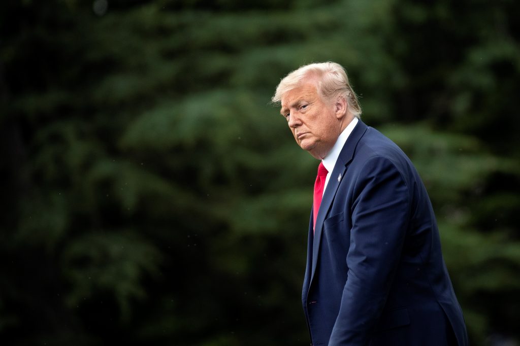 Trump visitará California el lunes para informarse sobre los incendios
