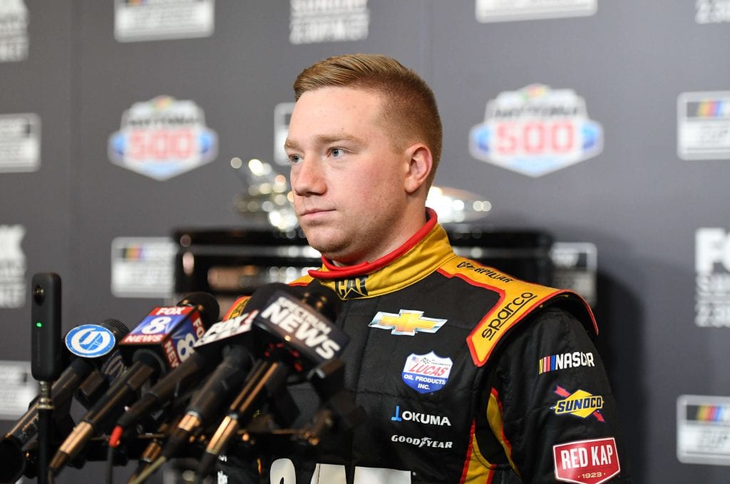 Piloto Tyler Reddick defiende a compañero ante acusación de Trump