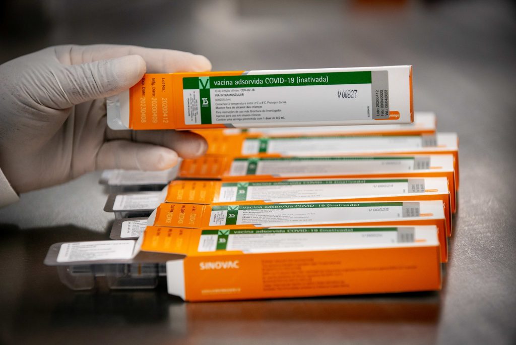 Vacunas para COVID-19 entran a fase crucial de ensayos
