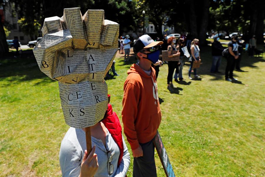 Quemaron banderas y derribaron estatua de Colón en protestas antirracistas