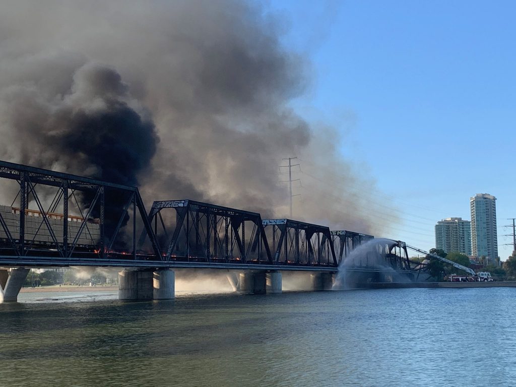 Descarrilamiento de tren de Union Pacific en Phoenix genera gran incendio