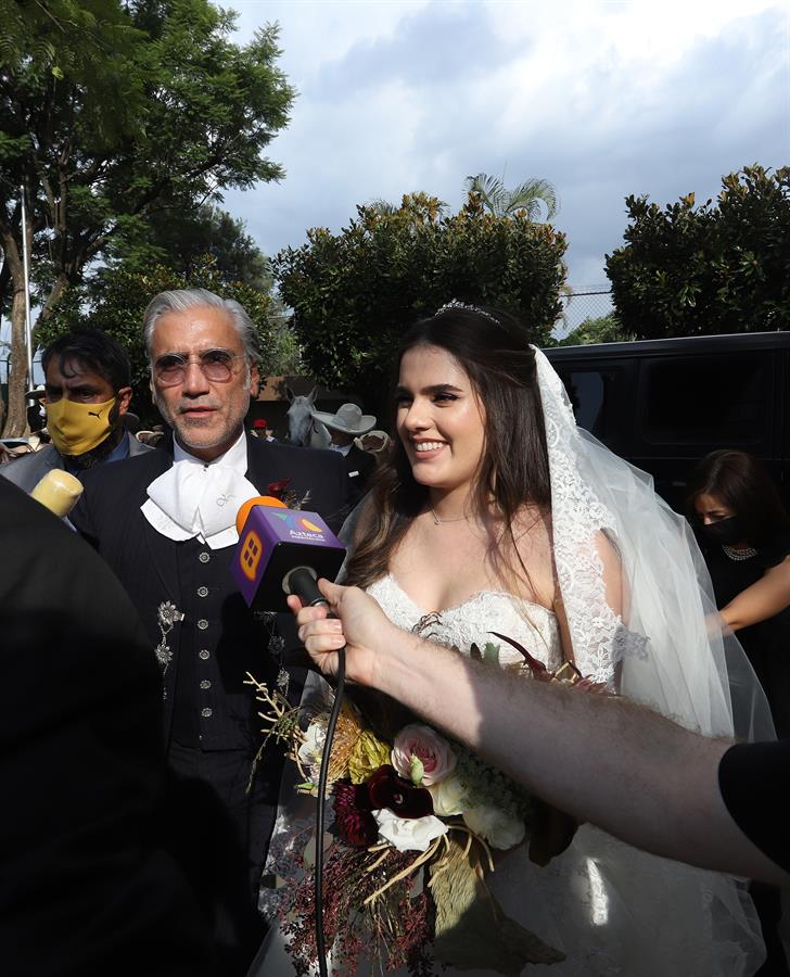 Con sombrero y a caballo se casó la hija de Alejandro Fernández