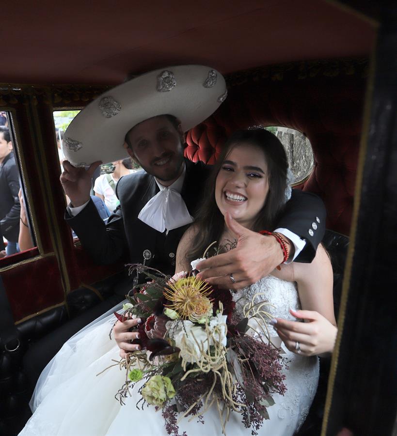 Con sombrero y a caballo se casó la hija de Alejandro Fernández