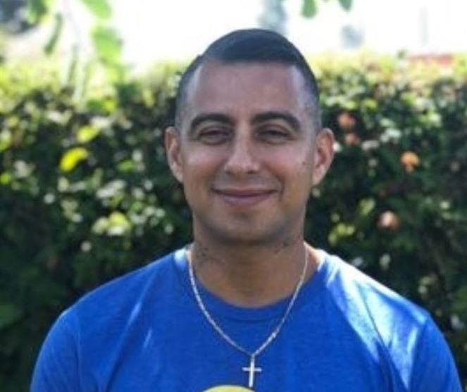 Juez de EEUU anula condena por asesinato contra latino que pasó 25 años preso