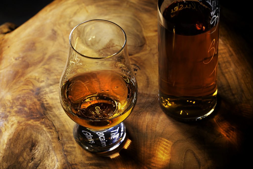 Aston Martin y Bowmore lanzan una botella de whisky que vale 65.800 dólares