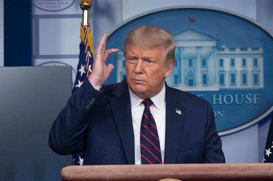Trump afirma que la explosión en Beirut parece un "ataque" con "bomba"