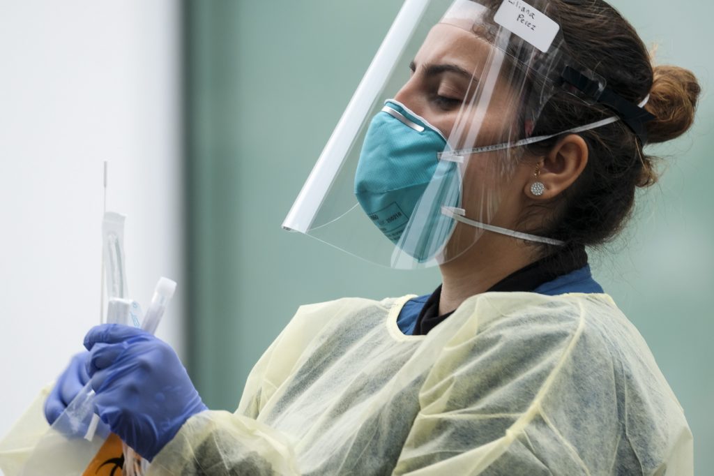 El epidemiólogo de la Casa Blanca señala que EEUU ha sufrido el coronavirus "tanto o peor que nadie"