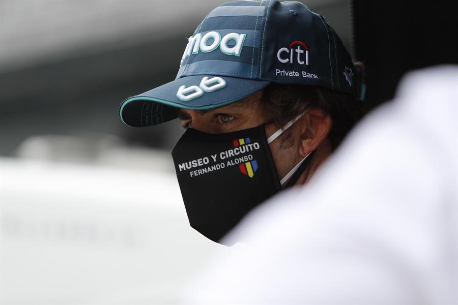 Fernando Alonso mantiene el pulso con Indianápolis pese a un accidente