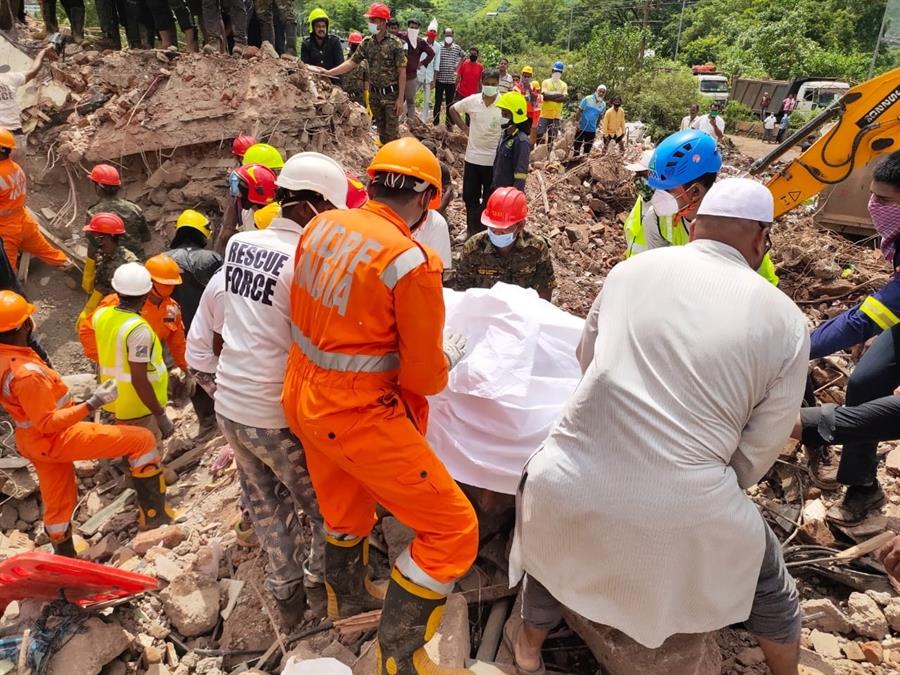 Saldo final tras derrumbe de edificio en India fue de 16 muertos