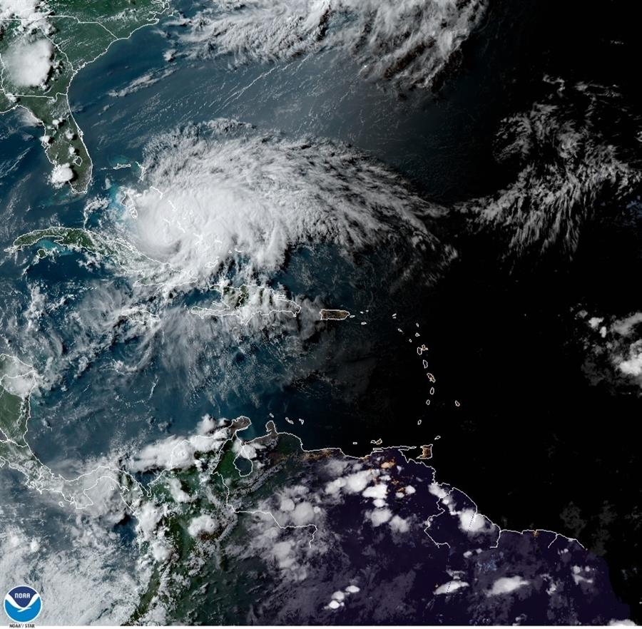 Isaías dejó inundaciones en Islas Turcas y Caicos y avanza por Bahamas