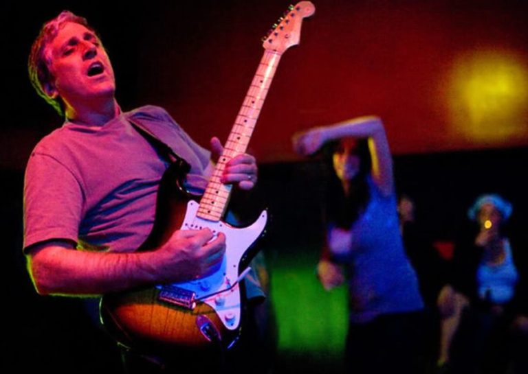 Murió Jack Sherman, primer guitarrista de Red Hot Chili Peppers