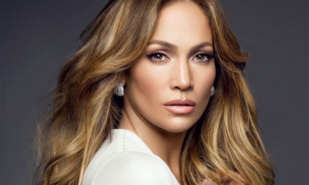 Jennifer López se prepara para lanzar su línea de cosméticos JLo Beauty