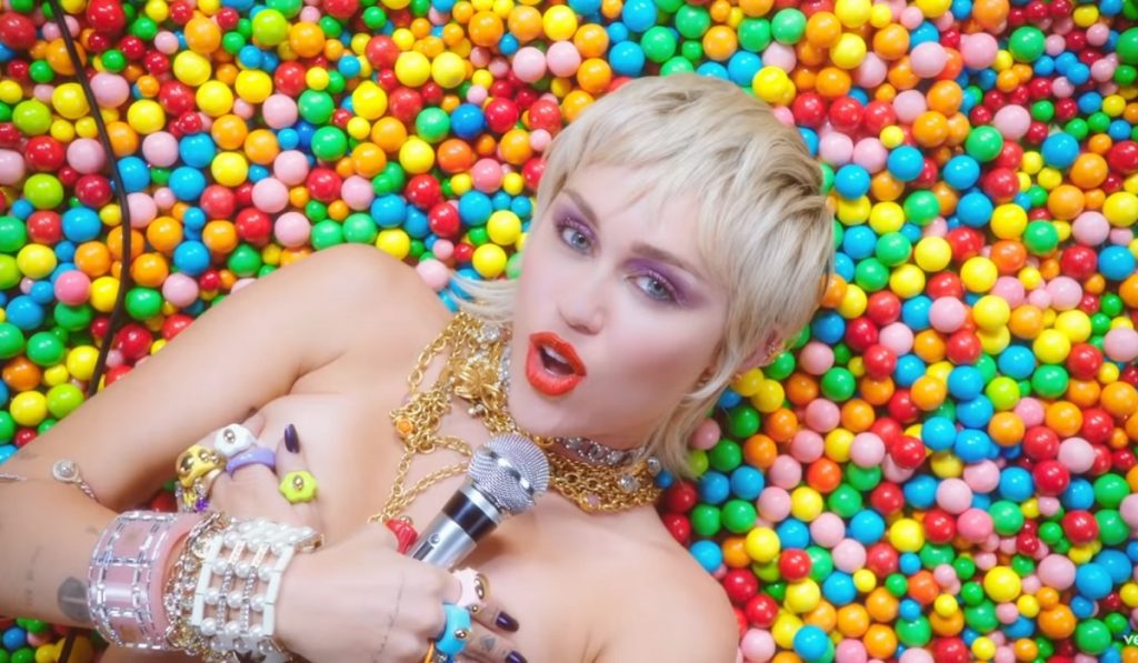 Llega Midnight Sky, el ochentero regreso de Miley Cyrus