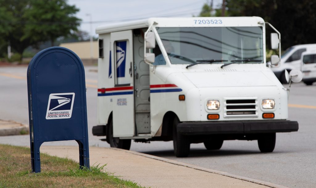 Ponen demanda contra Donald Trump y el Servicio Postal