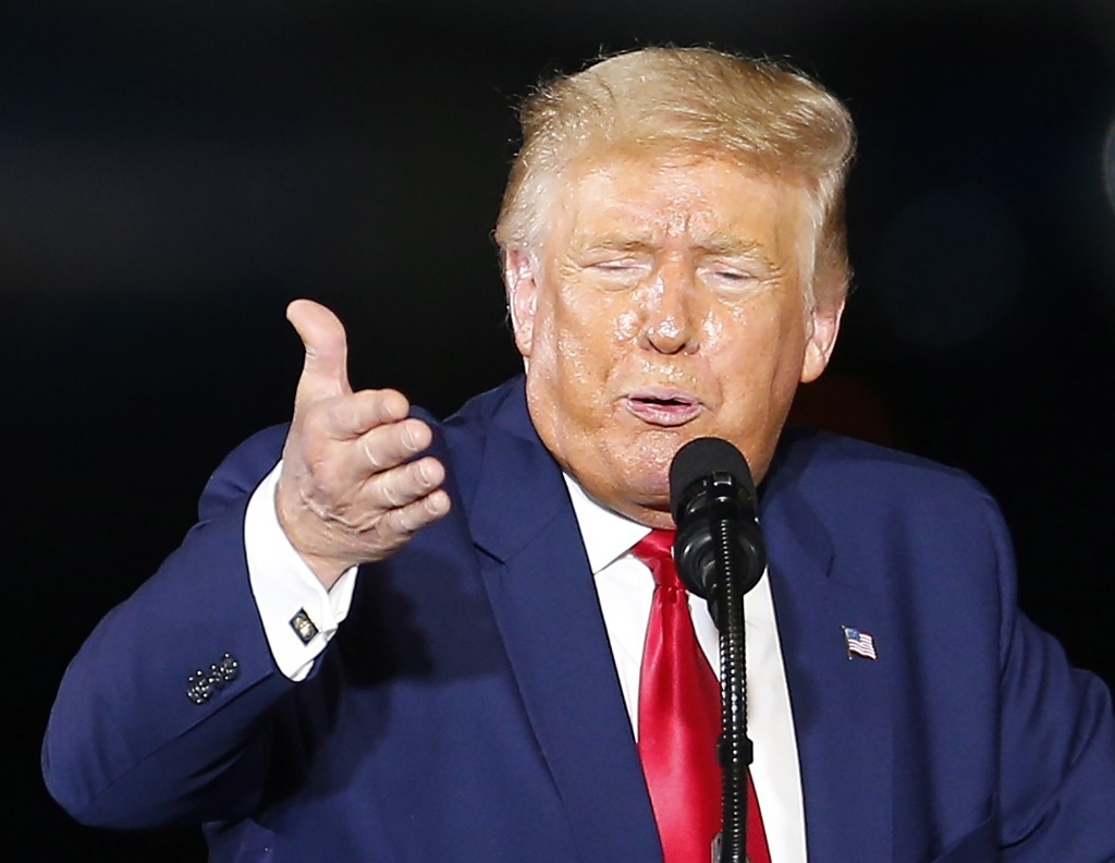Campaña Trump compara acoso de manifestantes con "actos de repudio" en Cuba