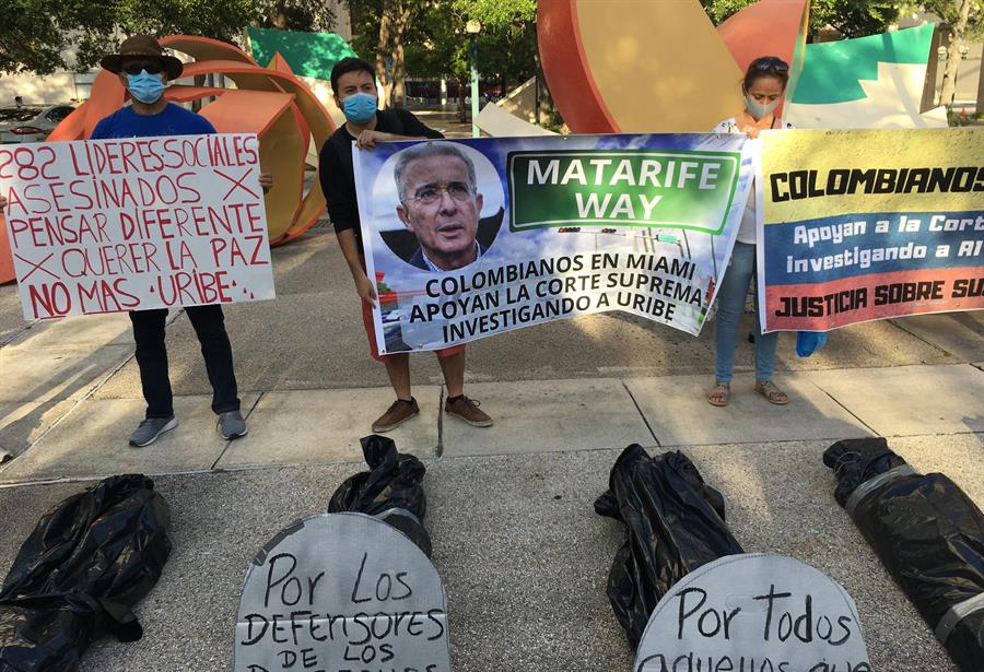 Quieren nombrar Álvaro Uribe a una calle en Miami pero 14.300 firmas buscan impedirlo