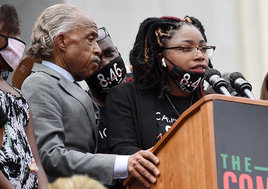 Bridgett Floyd se dirigió a la multitud en el Lincoln Memorial