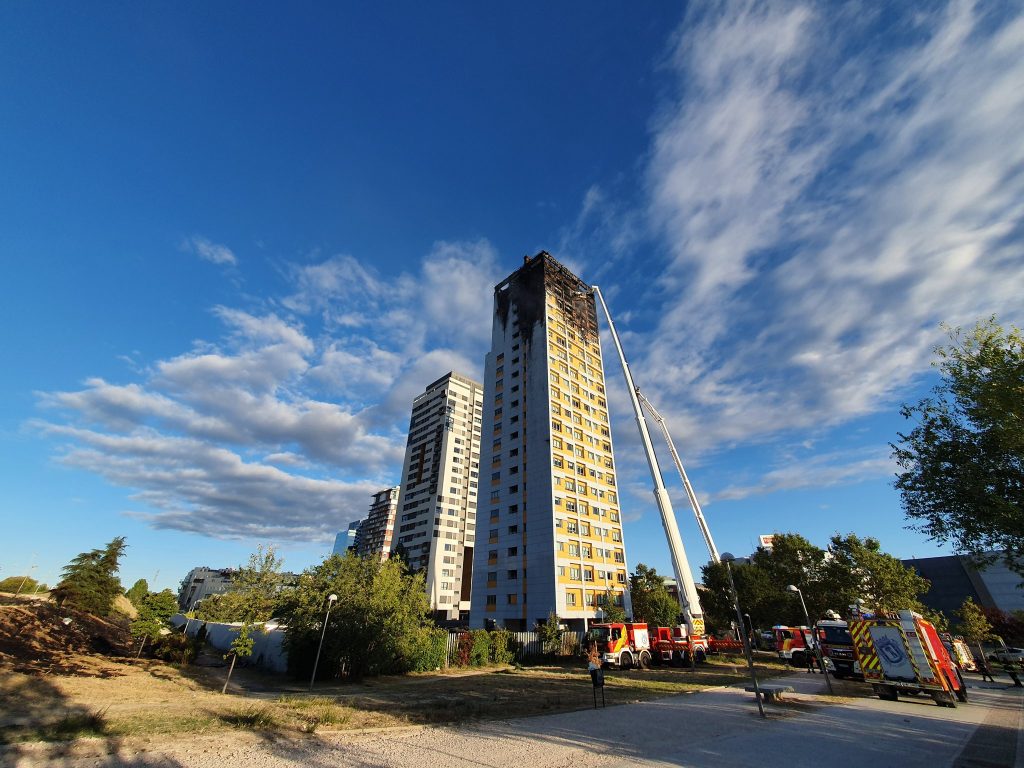 Los últimos pisos de una torre en Madrid quedaron destruidos por un incendio
