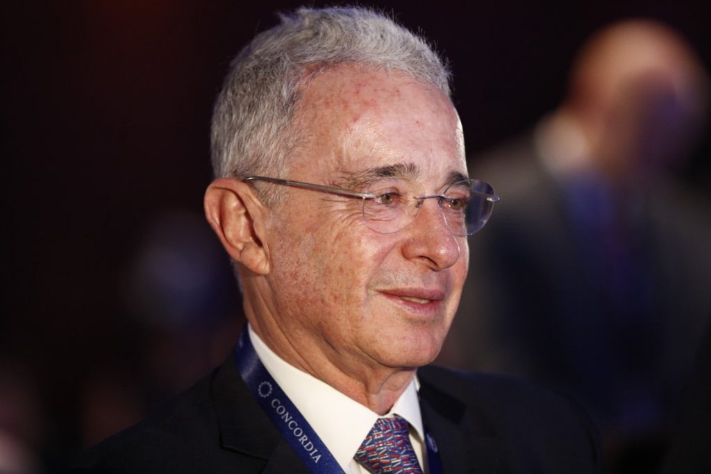 Supremo colombiano ordena arresto domiciliario de expresidente Uribe