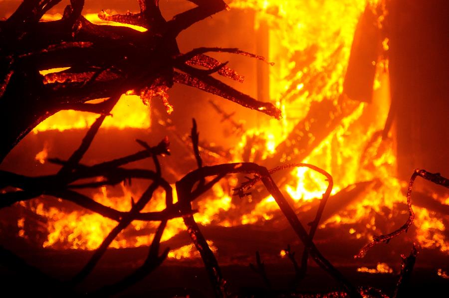Viviendas arden por los incendios en Vacaville