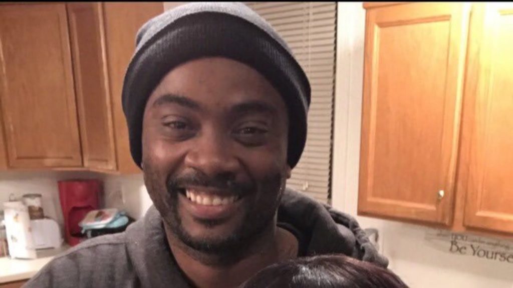 Familia de afroamericano asesinado por la policía recibirá compensación