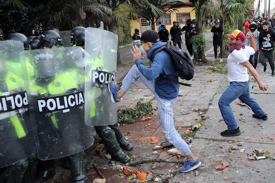 Manifestantes hicieron frente a la policía en distintos puntos
