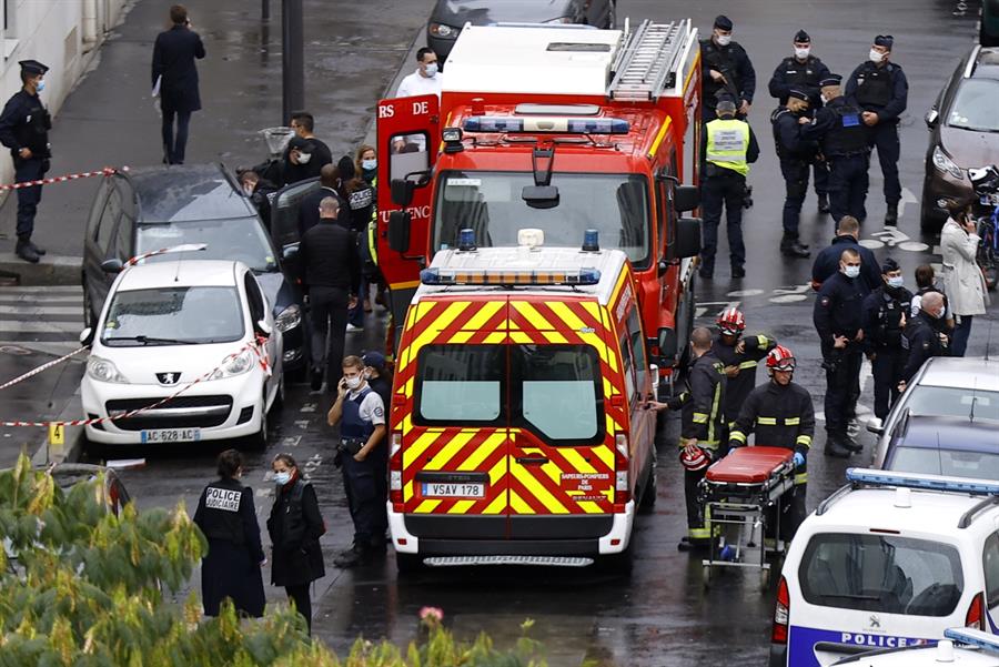 Charlie Hebdo vuelve a ser blanco de terroristas: un hombre hirió a 2 personas con arma blanca