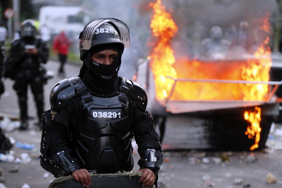 Manifestantes incendiaron vehículos