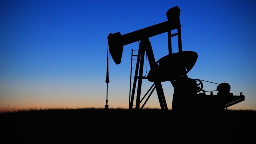 La demanda mundial de petróleo cae a niveles de 2013, dice la AIE