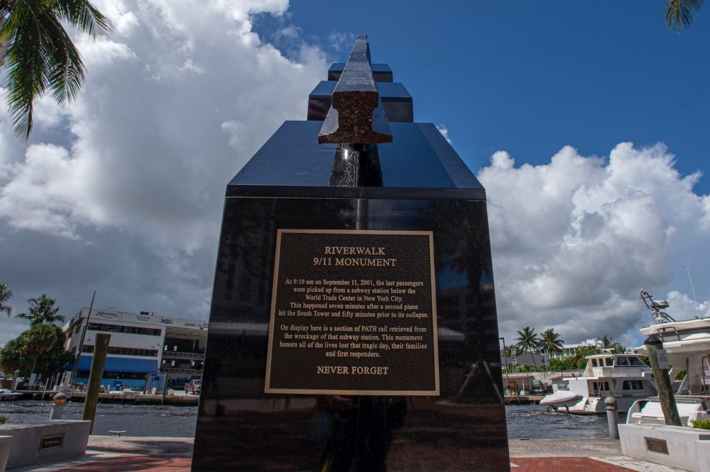 Inauguran en Florida monumento hecho con riel de estación del 11-S