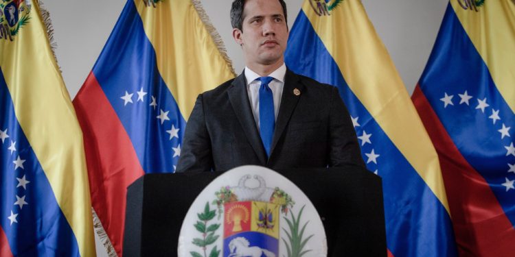 Guaidó dice que la vía diplomática está "agotada" en su disputa con Maduro