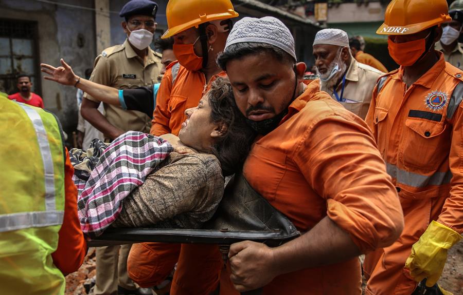 Derrumbe de edificio en la India dejó 8 muertos y unos 20 atrapados