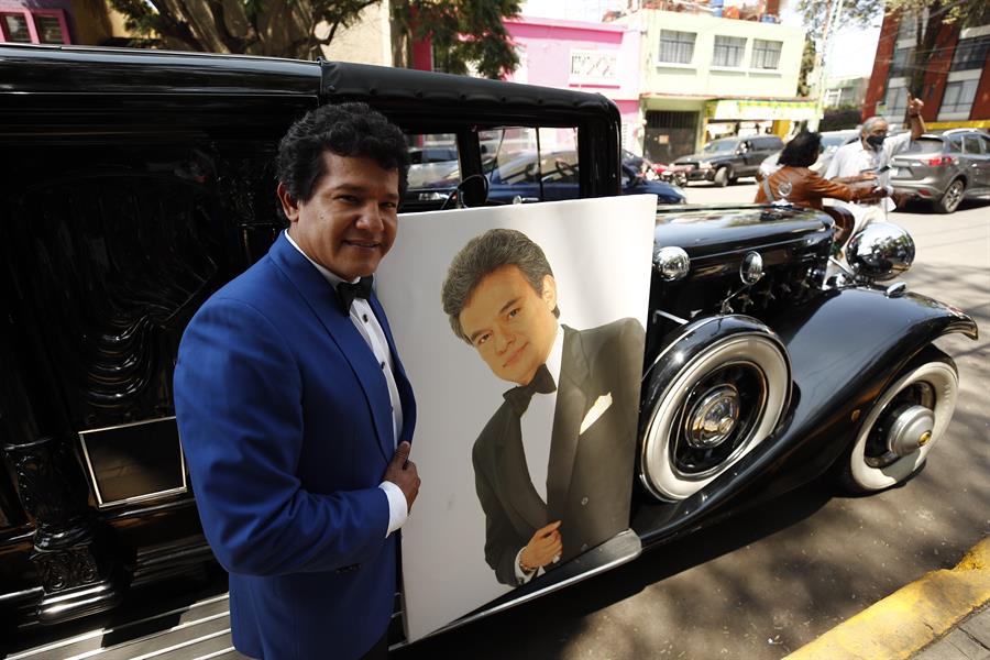 Seguidores mexicanos recuerdan cantando a José José tras un año de su muerte