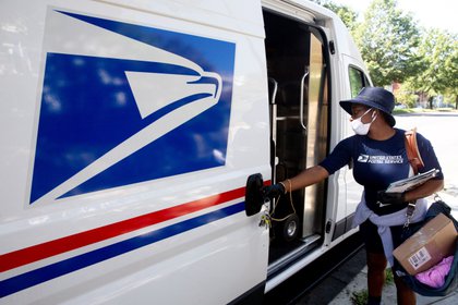 Un juez falla contra los cambios de Trump en el Servicio Postal