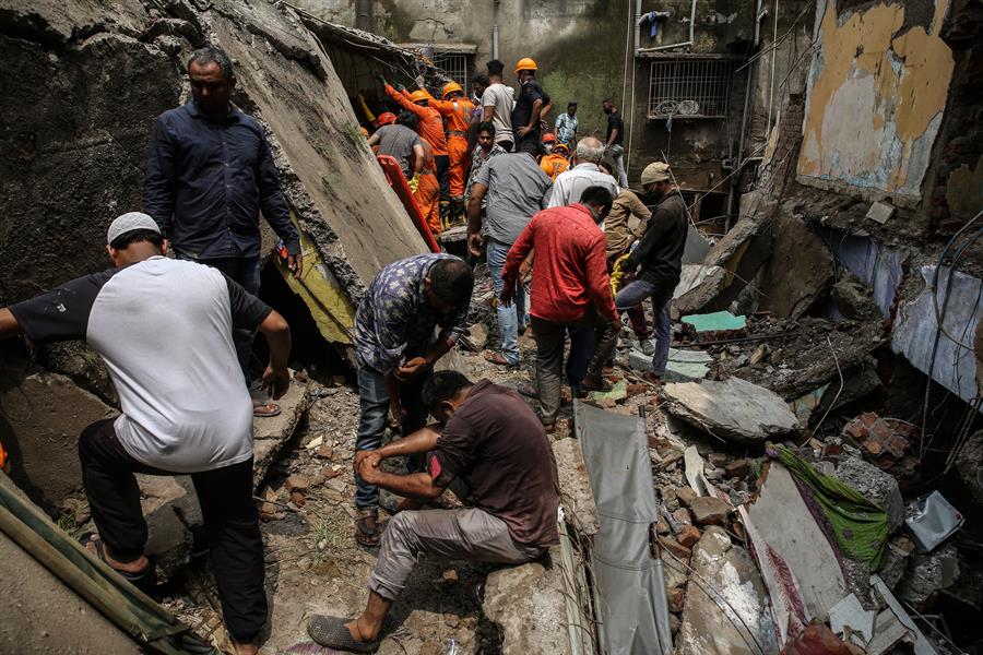 Al menos 20 personas están atrapadas por derrumbe de un edificio en India