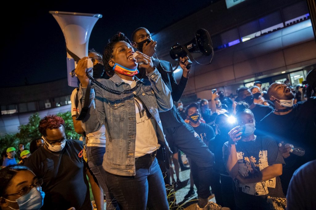 Muerte de un joven negro despierta protestas en Washington