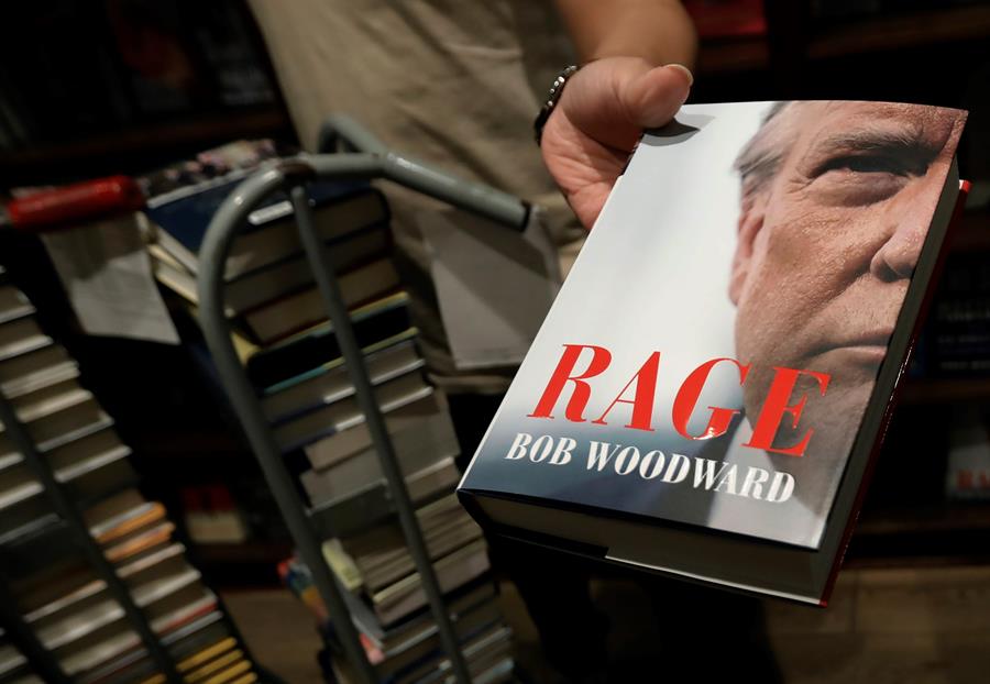 Polémico libro de Woodward sale a la venta en EEUU y Trump lo ve "aburrido"