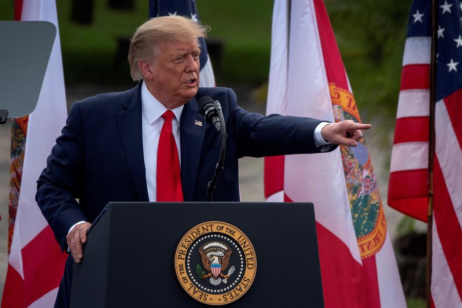 Después de criticarlos, Trump afirma: "Nadie ama a los militares más que yo"