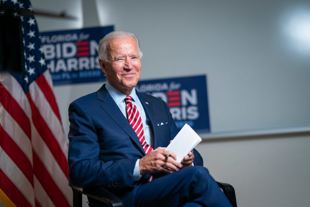 Los latinos prefieren a Biden aunque su opinión sobre Trump ha mejorado desde 2016