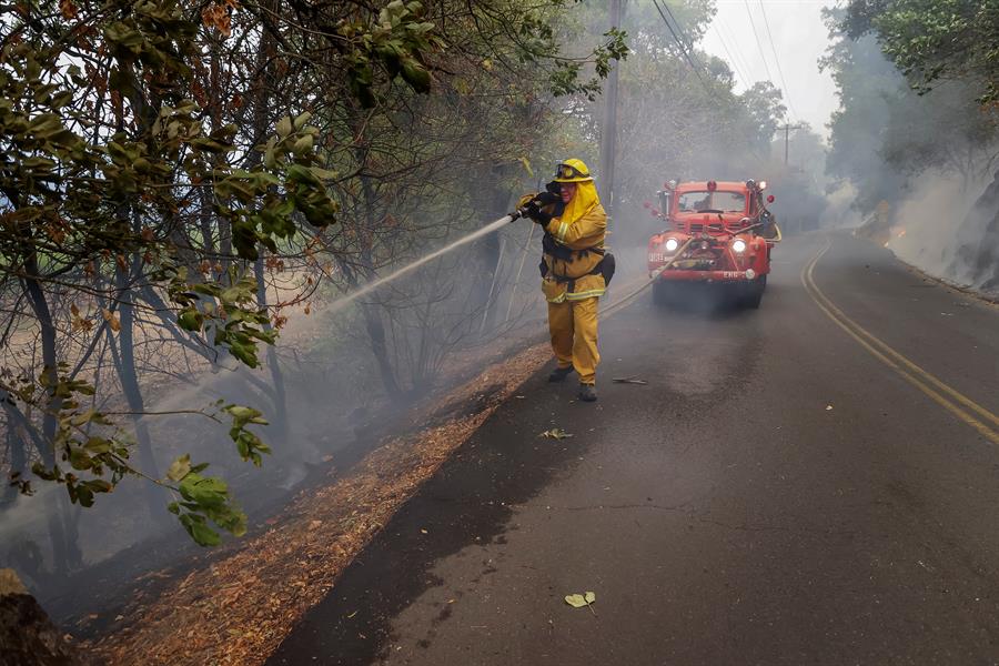 Bomberos luchan contra los incendios en California