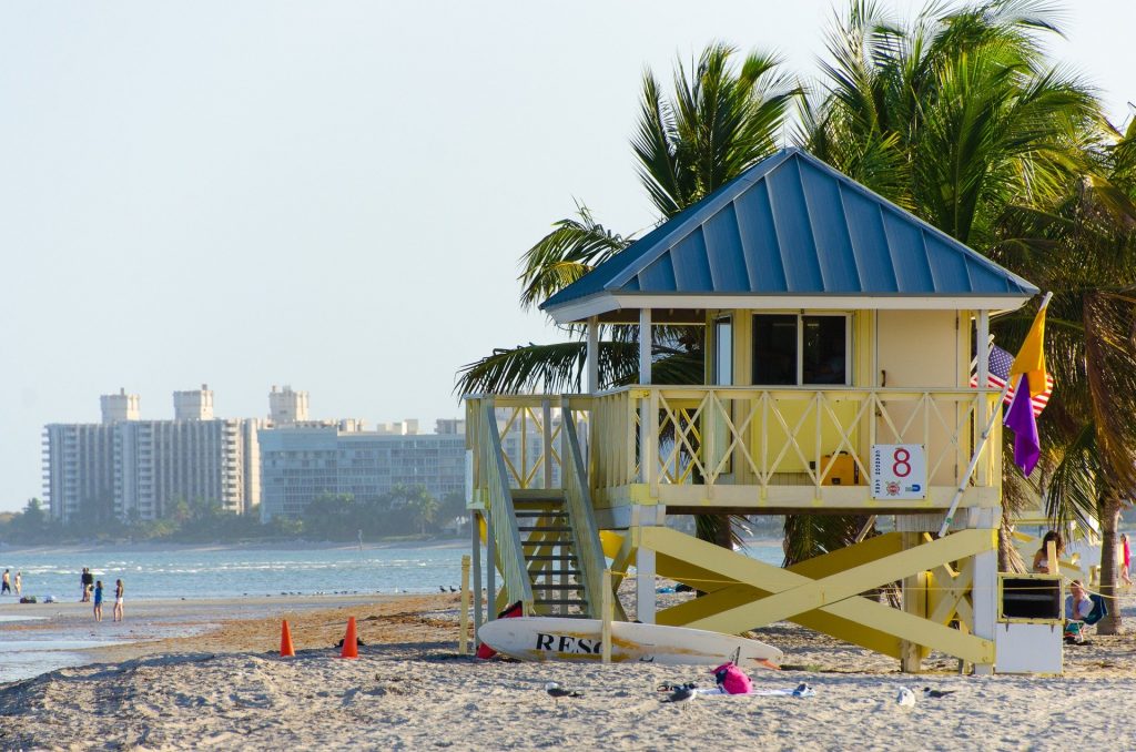 DeSantis apuesta por reactivar el turismo