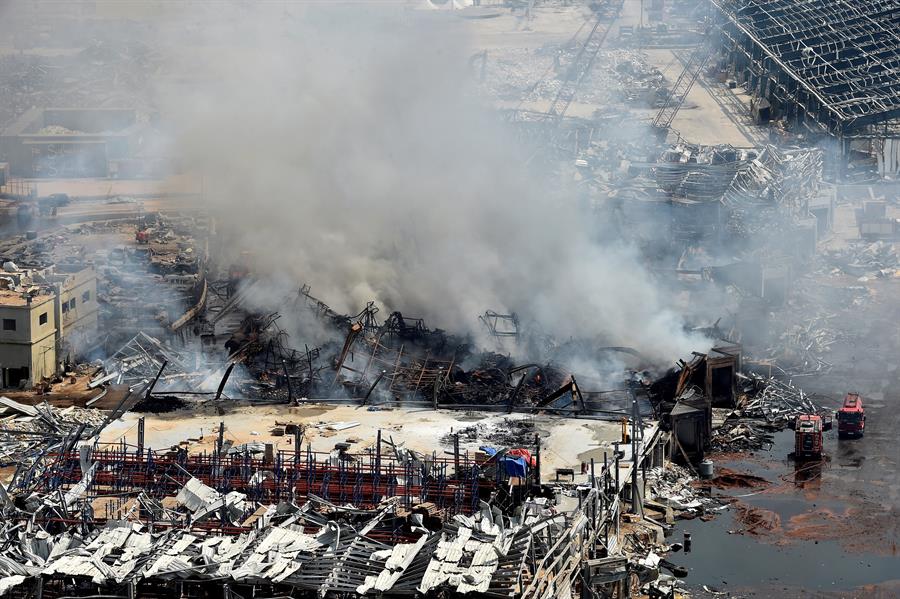 Continúan las labores de extinción de pequeños focos del incendio en el puerto de Beirut