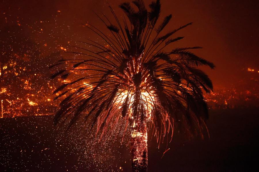 Incendios no dan tregua en California y obligan a evacuar a miles de personas