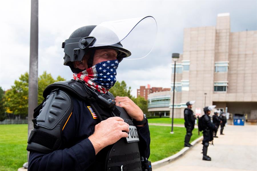 Policía custodia sede del debate